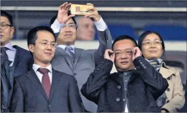  ??  ?? SU DEBUT OFICIAL. Chen Yansheng, el pasado sábado en el palco presidenci­al del RCDE Stadium.