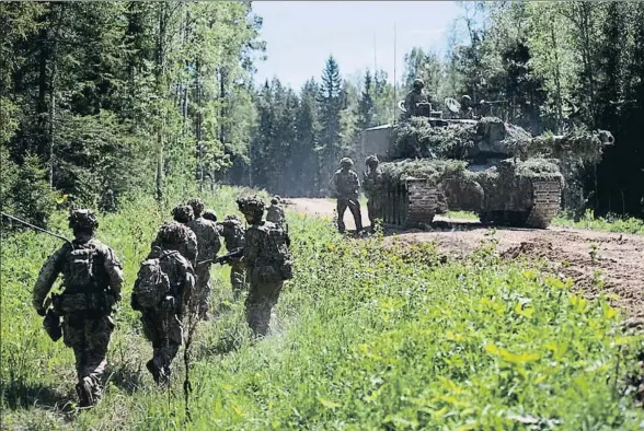  ?? ESTONIAN DEFENCE FORCES ?? Soldados de la OTAN en los ejercicios militares Saber, en los bosques de Estonia