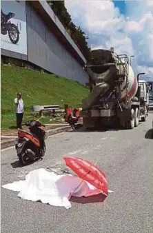  ??  ?? MAYAT mangsa ditutup dengan kain putih selepas merempuh belakang lori pembancuh simen.