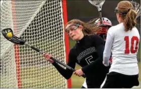  ?? BOB RAINES — DIGITAL FIRST MEDIA ?? Jen Rodzewich (Pennridge) is hemmed in against the Upper Dublin crease by Elizabeth Barber Friday.