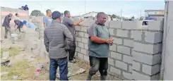  ?? ?? ELSIES River residents donated building material and together built a wall to stop criminals from accessing their community.