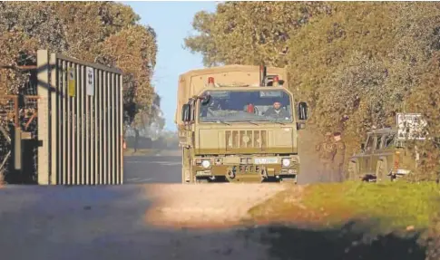  ?? // Á. RODRÍGUEZ ?? Un camión militar sale del campo de maniobras de Cerro Muriano el 21 de diciembre pasado