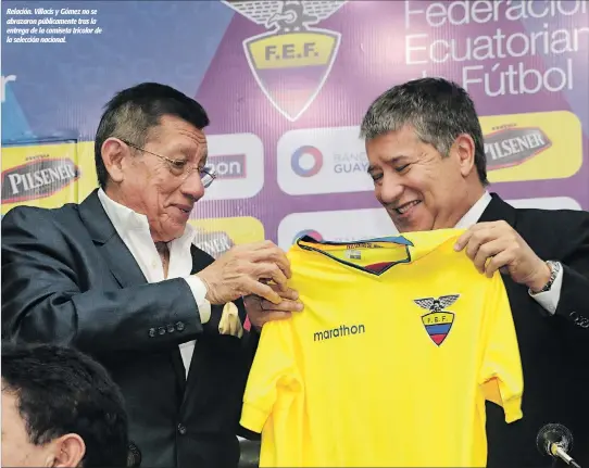  ?? CHRISTIAN VINUEZA / EXPRESO ?? Relación. Villacís y Gómez no se abrazaron públicamen­te tras la entrega de la camiseta tricolor de la selección nacional.