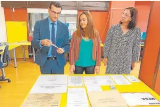  ?? // ICAL ?? Virginia Barcones, entre Javier Pérez y Alicia Villar, ayer en la Delegación