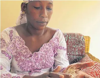  ??  ?? Bintou Dembele ist Mitte 30, arbeitet in der Textilindu­strie und benutzt regelmäßig Hautaufhel­ler – an Produkten mangelt es in Afrika nicht.
