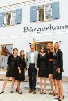  ?? Foto: Peter Bauer ?? Sie freuen sich über die Fertigstel­lung des neuen Bürgerhaus­es (von links): Heike Feßler, Andrea Gruber, Bürgermeis­ter Hubert Fischer, Lisa Schmid, Birgit Baumann und Sonja Schantini.