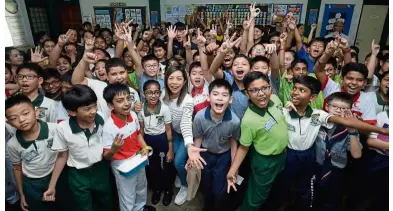  ?? — SIA HONG KIAU/The Star ?? Stronger together: Chia (centre) with Sekolah Rendah Stella Maris pupils in Ampang, who took her on a tour of the school’s Kindness Initiative­s.