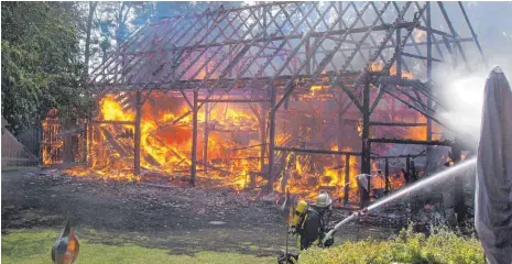  ?? FOTO: POLIZEI ?? Der Schuppen, in dem landwirtsc­haftliche Geräte und Maschinen, fiel den Flammen zum Opfer.