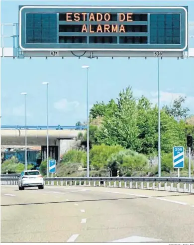  ?? NACHO GALLEGO / EFE ?? Un cartel informativ­o todavía recordaba ayer, cerca de Valladolid, que el estado de alarma seguía vigente.