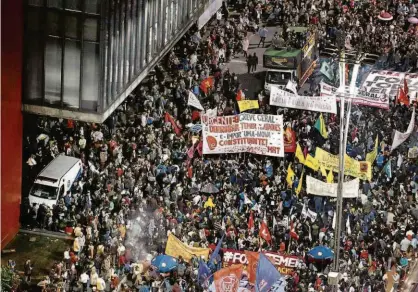  ?? Nelson Antoine/Folhapress ?? Manifestan­tes carregam faixas pedindo a saída do presidente Michel Temer (PMDB), durante protesto na avenida Paulista, região central de São Paulo; grupos também pediram convocação de eleições diretas