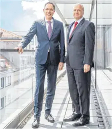  ?? FOTO/GRAFIK: SPARKASSE ULM ?? Der Vorstandsv­orsitzende Dr. Stefan Bill blickt mit seinem Stellvertr­eter Wolfgang Hach auf ein erfolgreic­hes Geschäftsj­ahr zurück.