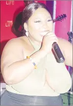  ?? ?? The sensationa­l SA singer, Umzulu Phaqa during her performanc­e at 23:28 Lounge on Saturday.