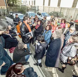  ??  ?? Un presidio di dirigenti scolastici davanti all’ufficio regionale del ministero