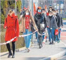  ?? FOTO: MARCUS FEY ?? Ein „Band der Solidaritä­t“aus 1500 IG-Metall-Arbeitern in Friedrichs­hafen: Südwestmet­all kritisiert die Warnstreik­s der Gewerkscha­ft.