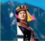  ??  ?? Dekyi, una mujer de origen tibetano, posa con la sierra de fondo.