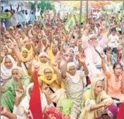  ?? SANJEEV KUMAR/HT ?? Members of a farmer’s group in Punjab protests bills that the Centre says will usher in reforms.