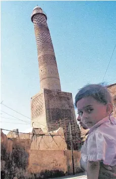  ?? FOTO: JASSIM MOHAMMED ?? Dieses Foto aus dem Jahr 1998 zeigt die al-Nuri-Moschee in Mossul. Das Bauwerk aus dem 12. Jahrhunder­t, wegen des schiefen Minaretts auch al-Hadba (Die Gekrümmte) genannt, haben IS-Terroriste­n am 21. Juni in die Luft gesprengt.