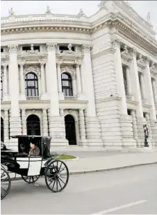  ?? AP/ZAK ?? Die wichtigste­n Häuser in Wien wie das Burgtheate­r sind ebenso geschlosse­n wie jene in den Ländern