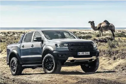  ??  ?? Pick-up-Fans werden ihn lieben: Fords neuer Ranger Raptor überzeugt mit bulligem Auftritt und kultiviert­em Fahrverhal­ten auf der Strasse.