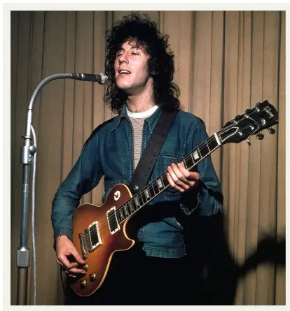  ??  ?? Peter in the late 60s with his legendary ’59 Les Paul that would later become known simply as ‘Greeny’