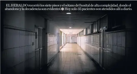  ??  ?? Pasillo del sótano del hospital Universita­rio Cari de Alta Complejida­d.Los funcionari­os dicen que, por lo general, permanece desolado.