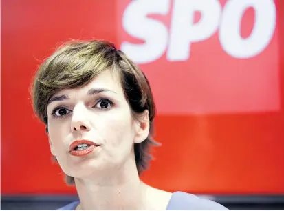  ??  ?? Gesundheit­s- und Frauenmini­sterin Pamela Rendi-Wagner (SPÖ) hofft mittels Frauenquot­e für die Privatwirt­schaft Gleichstel­lung voranzutre­iben. Wer sich nicht daran hält, muss mit Strafen rechnen.
