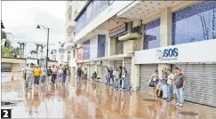  ??  ?? 2 2. Miedo. En el centro de la ciudad, los negocios cerraron desde las 14:00.