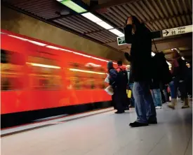  ?? FOTO: HBL/ARKIV ?? Hela metron har drabbats av problem sedan det nya banavsnitt­et togs i bruk för drygt ett år sedan. Nya ställverk ska göra trafiken på banan mera stabil.