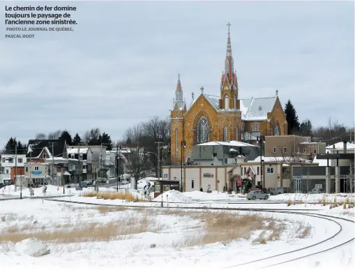  ?? PHOTO LE JOURNAL DE QUÉBEC, PASCAL HUOT ?? Le chemin de fer domine toujours le paysage de l’ancienne zone sinistrée.