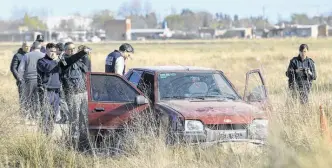  ??  ?? JOSÉ LUIS Tarabelli fue hallado muerto con un tiro en el interior de un Ford Escort.