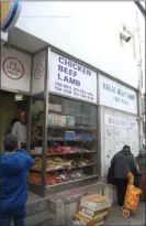  ??  ?? BEBAS BERKULINER: Semua resto dan kafe di Itaewon menyediaka­n makanan yang dijamin halal.