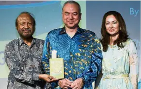  ?? — Bernama ?? Proud writer: Shanmugali­ngam together with Sultan Nazrin and Tuanku Zara at the launch of ‘Marriage and Mutton Curry’ book.