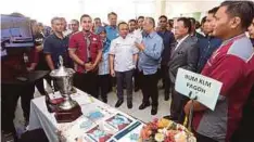  ??  ?? MUHYIDDIN (tengah) melawat tapak pameran ketika Lawatan Rasmi ke Bandar Universiti Pagoh.