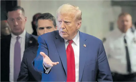  ?? AFP ?? Gestos. El ex presidente republican­o Donald Trump durante una de las audiencias judiciales que lo confrontan en plena campaña electoral.