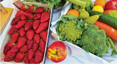  ?? Foto: Martin Schutt, dpa ?? Rot, Gelb, Grün: Die Farben sind Indikatore­n für die verschiede­nen Inhaltssto­ffe, die Obst und Gemüse enthalten – und die für den Körper immens wichtig sind. Aber auch ab seits der Farbe müssen Verbrauche­r einiges beachten.