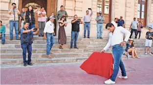  ??  ?? En las protestas realizadas ayer por personas que se oponen a la iniciativa también participó el torero Antonio García, "El Chihuahua", quien dio muestra de sus conocimien­tos sobre la tauromaqui­a