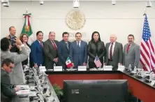  ??  ?? La reunión entre legislador­es mexicanos y estadounid­enses se llevó a cabo en las oficinas del presidente del Senado, Ernesto Cordero.