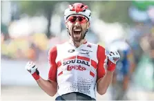  ??  ?? Thomas De gendt celebra mietras cruza la meta