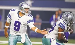  ?? MICHAEL AINSWORTH/THE ASSOCIATED PRESS ?? Tony Romo hands off to Alfred Morris during the Cowboys’ preseason matchup with Miami.