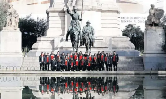  ??  ?? INSPIRACIÓ­N. Antes de viajar a Francia las Guerreras posaron en la Plaza de España de Madrid en busca de la inspiració­n imprescind­ible.