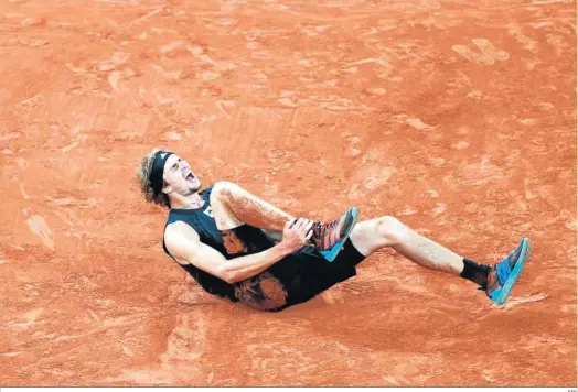  ?? EFE ?? Zverev se retuerce de dolor tras hacerse un esguince en las semifinale­s de Roland Garros.