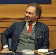  ??  ?? In corsa Il magistrato Catello Maresca, 49 anni, candidato sindaco a Napoli