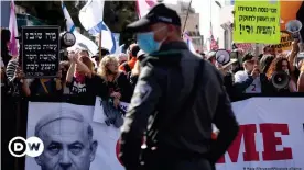  ??  ?? Protesta contra Netanyahu a las puertas del juzgado: "Ministro del crimen" se lee en la pancarta principal.