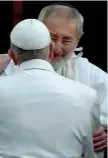  ??  ?? L’incontro Di Segni accoglie il Papa in visita alla sinagoga di Roma
