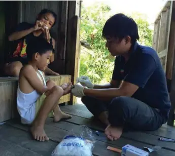  ?? KIMBERLY FORNACE ?? Villagers in Sabah, Malaysia, are tested for monkey malaria. It is increasing­ly infecting people in Southeast Asia.