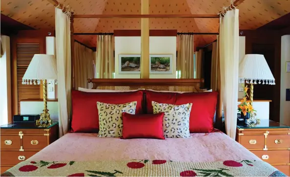  ?? PHOTOS: VERN YIP ?? Canopy beds and rooms ensconced with fabric are a big fall trend inspired by luxury tents in India, including this one at the Oberoi Sukhvilas resort in New Chandigarh, India.