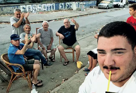  ??  ?? Due fotogrammi del film «Selfie» di Agostino Ferrente girato al Rione Traiano