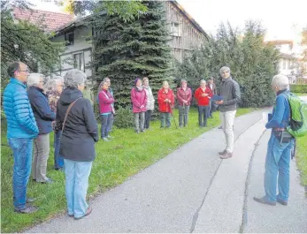  ?? FOTO: WALTER SCHMID ?? Eine Station des Pilgerwegs war am Sauweiher, wo ein Prophetent­ext gelesen wurde. ANZEIGE