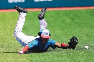  ?? ADOLPHE PIERRE-LOUIS/JOURNAL ?? New Mexico right fielder Andre Vigil can’t quite catch the baseball during Sunday’s game against San Jose State at Santa Ana Star Field.