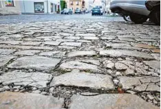  ?? Foto: Wolfgang Widemann ?? Das holprige Kopfsteinp­flaster der Gehwege in der Wallfahrts­straße und in der Straße Fischkaste­n in Wemding soll erneuert werden.